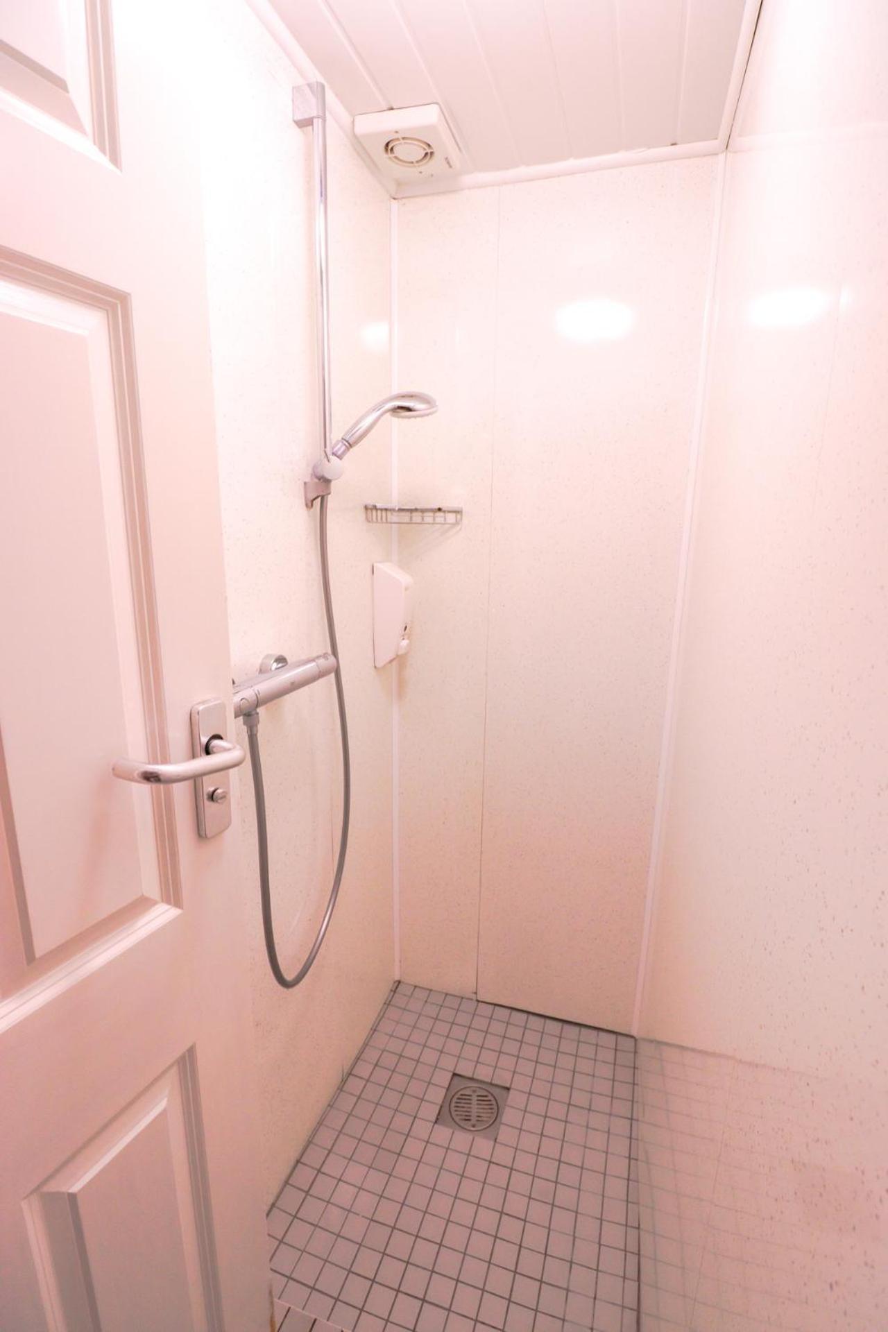 Zweibettzimmer mit Gemeinschaftsbad